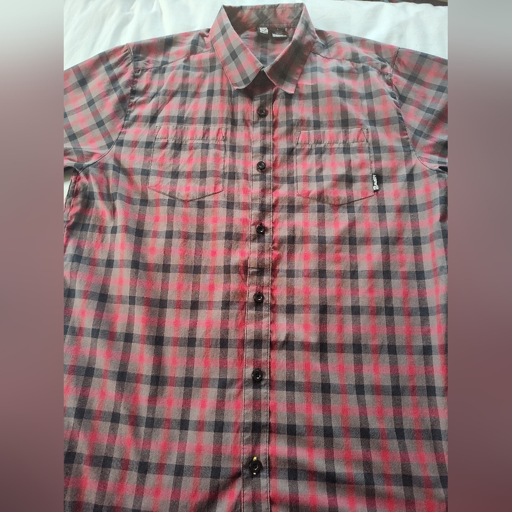 RUSTY Men's Button Up Shirt. Size Large. Short Sleeves.